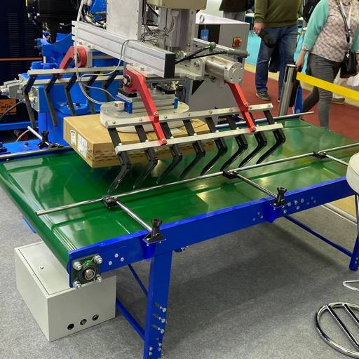 Ленточный конвейер с манипулятором